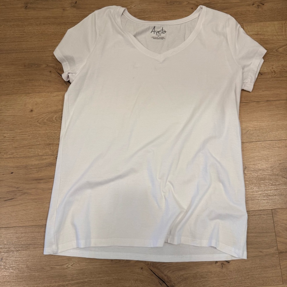 Aveto Classic White V-Neck Short Sleeve Tee